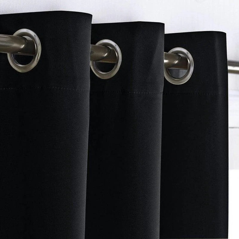 Rideau occultant noir avec œillets, idéal pour bloquer la lumière et améliorer l'intimité de votre espace. Parfait pour une chambre à coucher, un salon ou un bureau, cet accessoire décoratif ajoute une touche élégante tout en assurant une ambiance sombre et paisible. Solution pratique pour réduire les nuisances sonores et préserver l'intimité de votre intérieur. Facile à installer sur tous types de tringles.