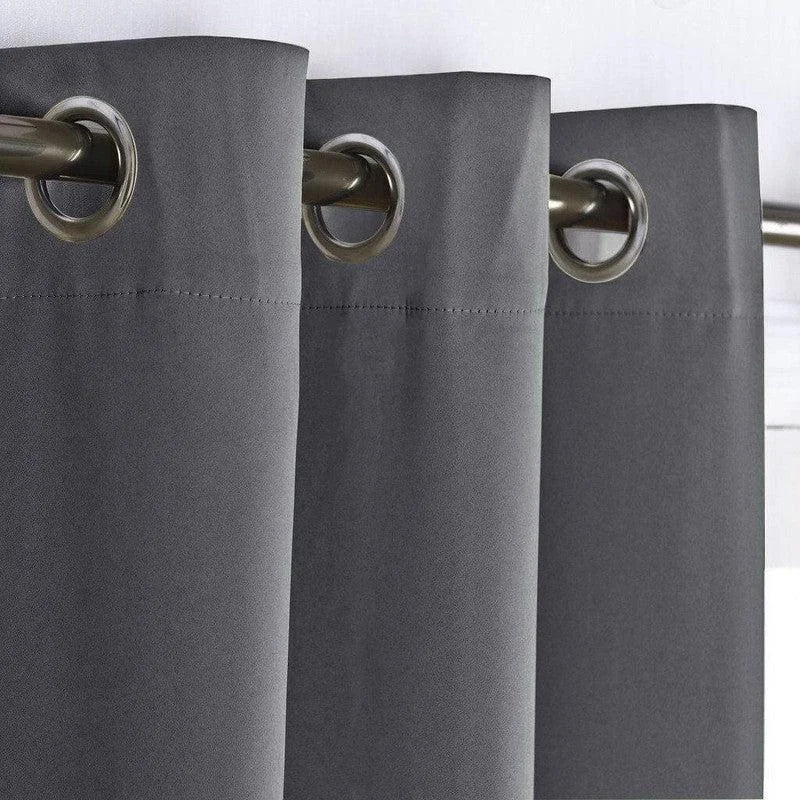 Rideau gris moderne avec oeillets métalliques, idéal pour une décoration intérieure élégante et contemporaine. Parfait pour bloquer la lumière tout en ajoutant une touche de sophistication à votre salon, chambre ou bureau. Disponible dans plusieurs dimensions pour s'adapter à tous les types de fenêtres. Installation facile grâce à ses oeillets robustes.