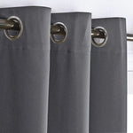 Rideau gris moderne avec oeillets métalliques, idéal pour une décoration intérieure élégante et contemporaine. Parfait pour bloquer la lumière tout en ajoutant une touche de sophistication à votre salon, chambre ou bureau. Disponible dans plusieurs dimensions pour s'adapter à tous les types de fenêtres. Installation facile grâce à ses oeillets robustes.