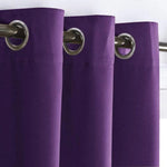 Rideau violet à œillets, idéal pour ajouter une touche de couleur et de modernité à votre intérieur. Parfait pour la chambre ou le salon, ce rideau élégant s'installe facilement sur une tringle standard, offrant une solution pratique et esthétique pour habiller vos fenêtres.