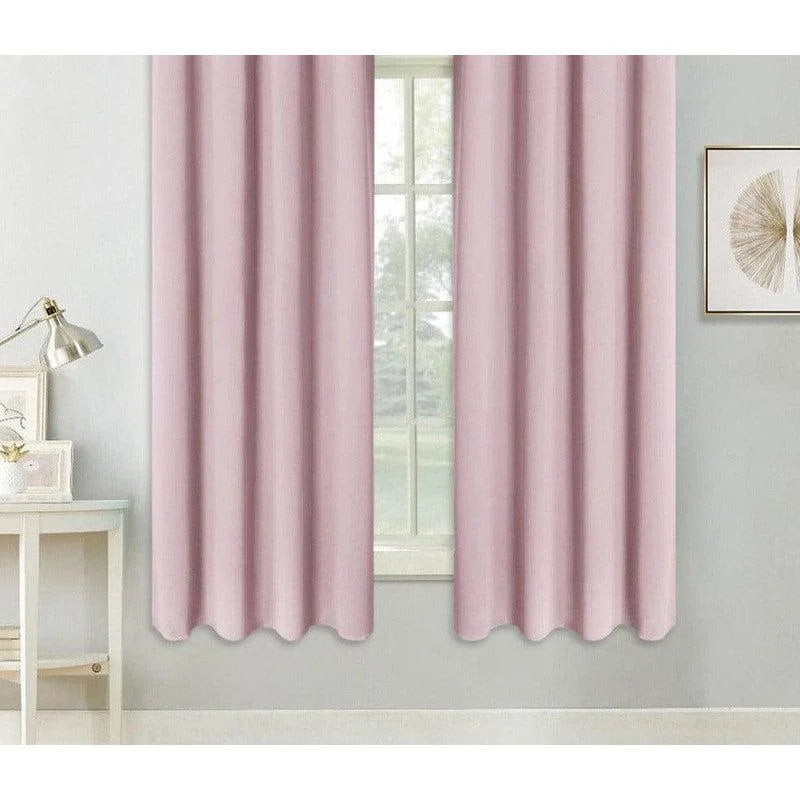 Rideaux roses pour salon moderne, apportant une touche élégante et douce à votre intérieur. Parfaits pour bloquer la lumière, ces rideaux décoratifs rehaussent le style de vos fenêtres. Idéal pour un usage dans le salon ou la chambre, leur design simple et raffiné s'intègre harmonieusement dans votre décor. Transformez vos espaces avec ces rideaux sophistiqués et tendance.