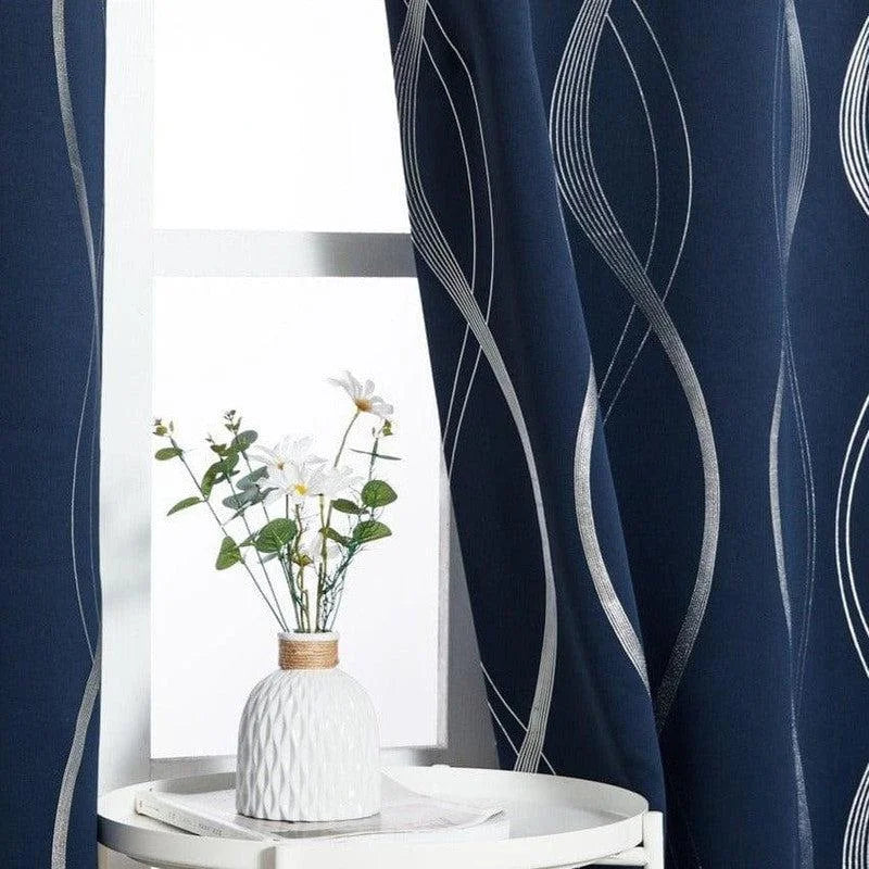 Rideaux élégants bleu marine avec motifs blancs géométriques, embellissant une pièce avec une touche moderne et sophistiquée. Parfaits pour décorer les fenêtres et apporter du style à votre intérieur. Accessoires décoratifs idéaux pour salon ou chambre.