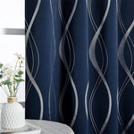 Rideau élégant bleu marine avec motifs ondulés argentés, parfait pour ajouter une touche moderne et sophistiquée à votre intérieur. Idéal pour le salon ou la chambre, ce rideau offre à la fois style et fonctionnalité.