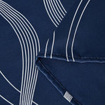 Motif élégant de lignes blanches ondulées sur fond bleu marine, apportant une touche sophistiquée à tout intérieur moderne avec ce design chic et contemporain. Découvrez comment ce motif simple mais raffiné peut transformer votre espace de vie.