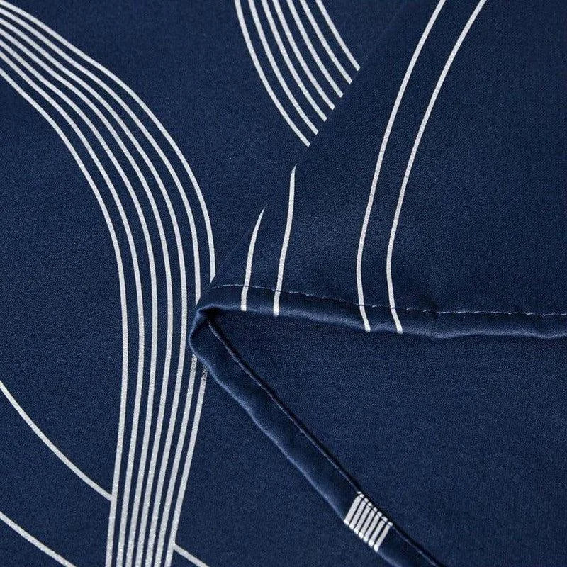 Motif élégant de lignes blanches ondulées sur fond bleu marine, apportant une touche sophistiquée à tout intérieur moderne avec ce design chic et contemporain. Découvrez comment ce motif simple mais raffiné peut transformer votre espace de vie.