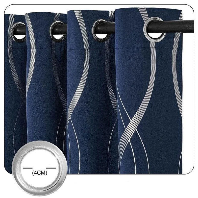 Rideau moderne avec motif géométrique bleu foncé et bandes argentées, équipé d'œillets de 4 cm pour une installation facile. Idéal pour une décoration intérieure élégante et contemporaine. Ajoutez une touche de sophistication à votre salon ou chambre avec ce rideau design.