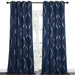 Paire de rideaux bleus avec motifs ondulés argentés, idéale pour ajouter une touche élégante et moderne à votre intérieur. Ces rideaux à œillets permettent une installation facile et s'adaptent parfaitement aux fenêtres de salon ou de chambre, offrant une ambiance contemporaine et raffinée.