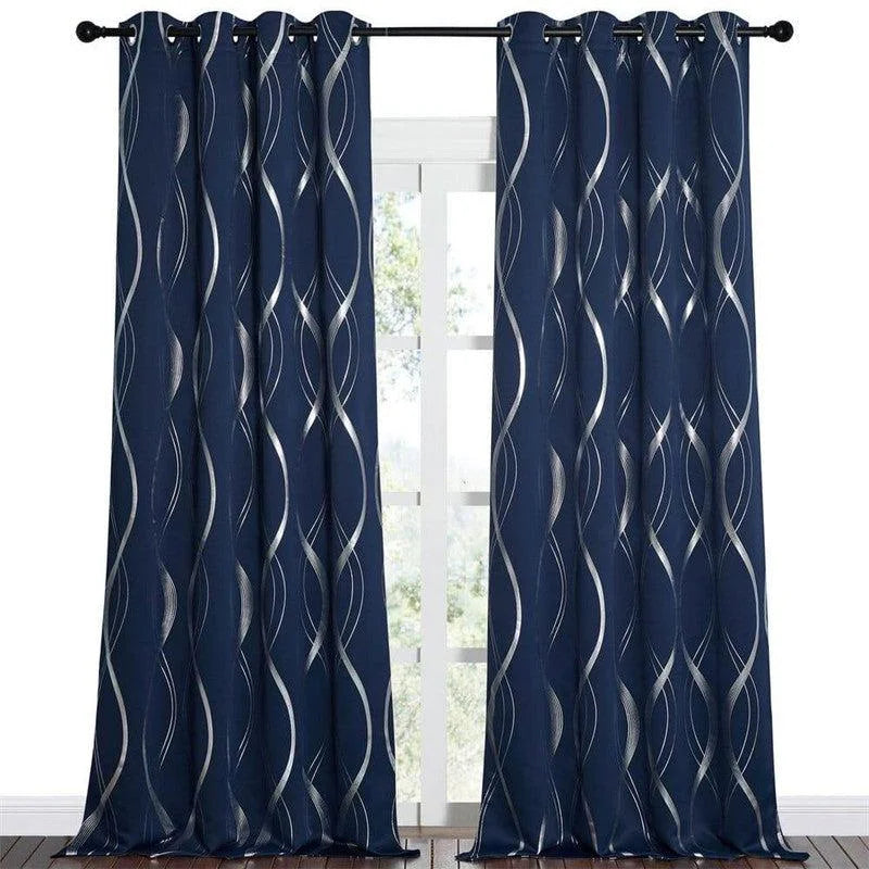 Paire de rideaux bleus avec motifs ondulés argentés, idéale pour ajouter une touche élégante et moderne à votre intérieur. Ces rideaux à œillets permettent une installation facile et s'adaptent parfaitement aux fenêtres de salon ou de chambre, offrant une ambiance contemporaine et raffinée.