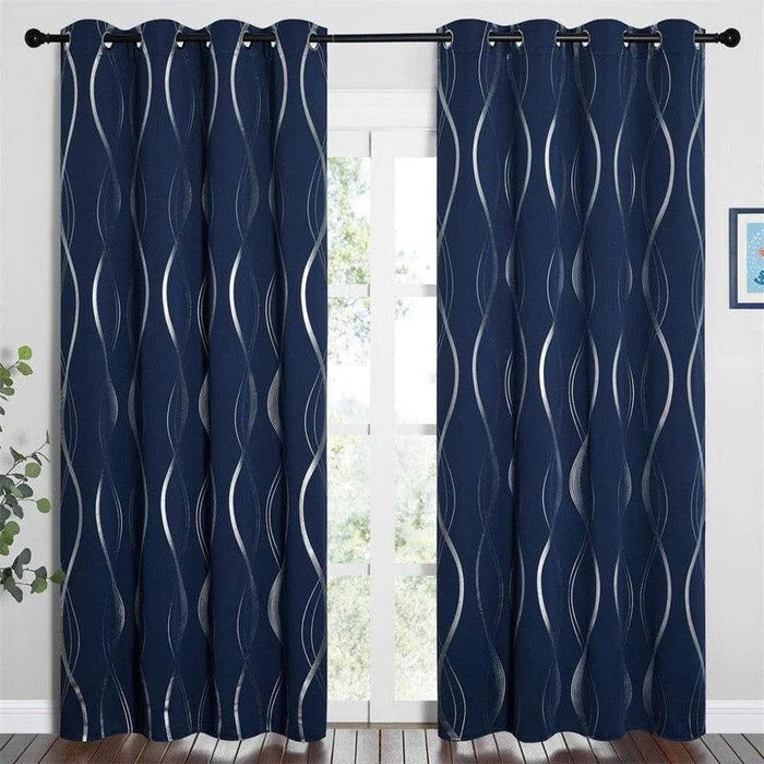 Rideaux élégants bleu marine avec motifs ondulés, parfaits pour ajouter une touche moderne à votre salon ou chambre. Ces rideaux apporteront une ambiance apaisante tout en permettant de contrôler la luminosité de votre intérieur. Idéaux pour les fenêtres de taille standard, ils rehaussent le style de votre décoration intérieure grâce à leurs motifs stylisés et leur allure chic. Faciles à installer grâce à leurs anneaux intégrés, ces rideaux sont un choix pratique et esthétique