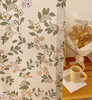 Rideau décoratif avec motif floral élégant pour une ambiance chaleureuse et naturelle. Ce rideau ajoute une touche de charme printanier à votre intérieur, idéal pour le salon ou la chambre. Parfait pour ceux qui apprécient une décoration douce et harmonieuse, créant une atmosphère apaisante tout en filtrant subtilement la lumière.