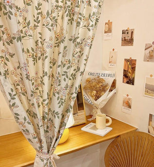 Rideau élégant à motifs floraux, idéal pour décorer un espace de travail ou une chambre, ajoutant une touche naturelle et apaisante à votre intérieur. Parfait pour créer une ambiance chaleureuse avec des accents de nature, il s'intègre facilement à tout type de décor. Doté de couleurs douces, ce rideau embellit l'environnement tout en offrant une intimité précieuse.