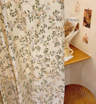 Rideau élégant à motifs floraux délicats, idéal pour apporter une touche de nature et de fraîcheur à votre intérieur. Design harmonieux avec des motifs de feuilles et de fleurs qui s'intègrent parfaitement dans un décor chaleureux et moderne. Accessoire décoratif parfait pour créer une ambiance apaisante dans votre maison.