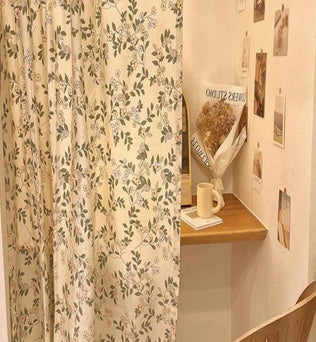 Rideau à motif floral élégant, parfait pour apporter une touche nature et vintage à votre intérieur. Idéal pour séparer des espaces ou embellir une pièce, ce rideau crée une ambiance chaleureuse et accueillante. Complétez votre décoration avec ce style unique et raffiné, qui s'intègre harmonieusement dans tout type de décoration.