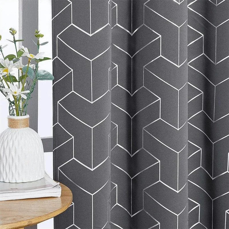 Rideau moderne gris avec motif géométrique, parfait pour ajouter une touche élégante à votre intérieur. Idéal pour salon, chambre ou bureau, il crée une ambiance chic et contemporaine.