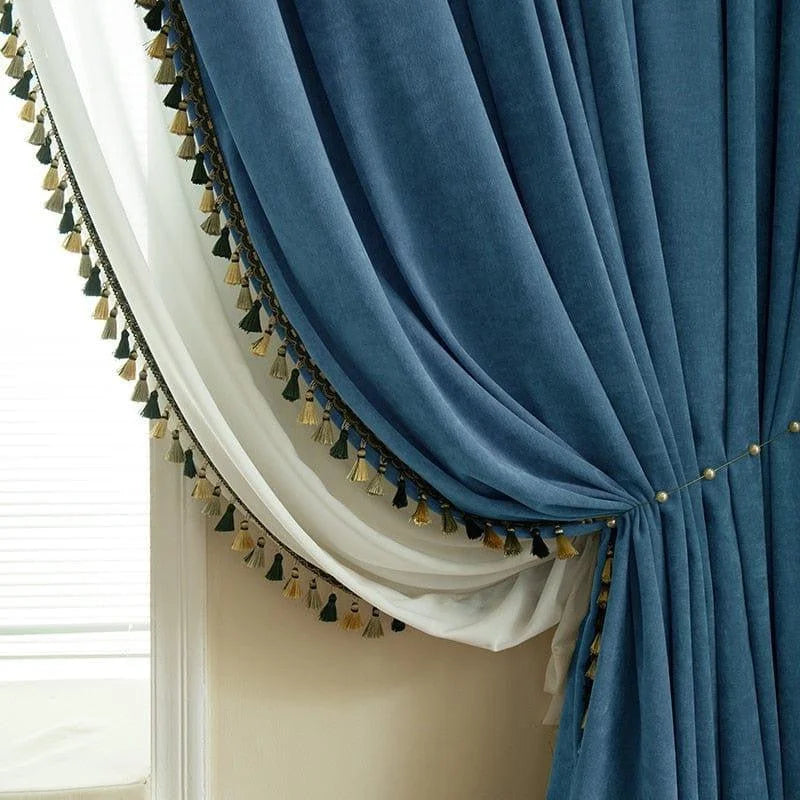 Rideaux élégants bleu marine avec franges décoratives dorées et vert foncé, ajoutent une touche sophistiquée à votre intérieur. Idéal pour salons et chambres à coucher, ces rideaux offrent une ambiance luxueuse et stylée. Parfaits pour contrôler la lumière et apporter une intimité supplémentaire à votre espace de vie.