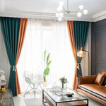 Rideaux élégants bicolores orange et bleu foncé pour salon moderne. Ces rideaux sont parfaits pour ajouter une touche contemporaine à votre espace, tout en offrant une belle lumière naturelle. Idéal pour les intérieurs modernes et minimalistes, avec un canapé assorti et des plantes vertes pour une ambiance chaleureuse et accueillante. Disponible en différentes tailles pour s'adapter à votre espace spécifique.