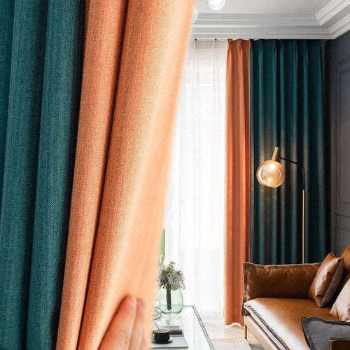 Rideaux modernes aux teintes contrastées orange et bleu vert, apportant une touche d'élégance et de chaleur à votre intérieur. Ces rideaux occultants sont parfaits pour ajouter du style à votre salon tout en contrôlant la luminosité et préservant votre intimité. Améliorez votre décoration avec un élément chic et fonctionnel, idéal pour les espaces contemporains.