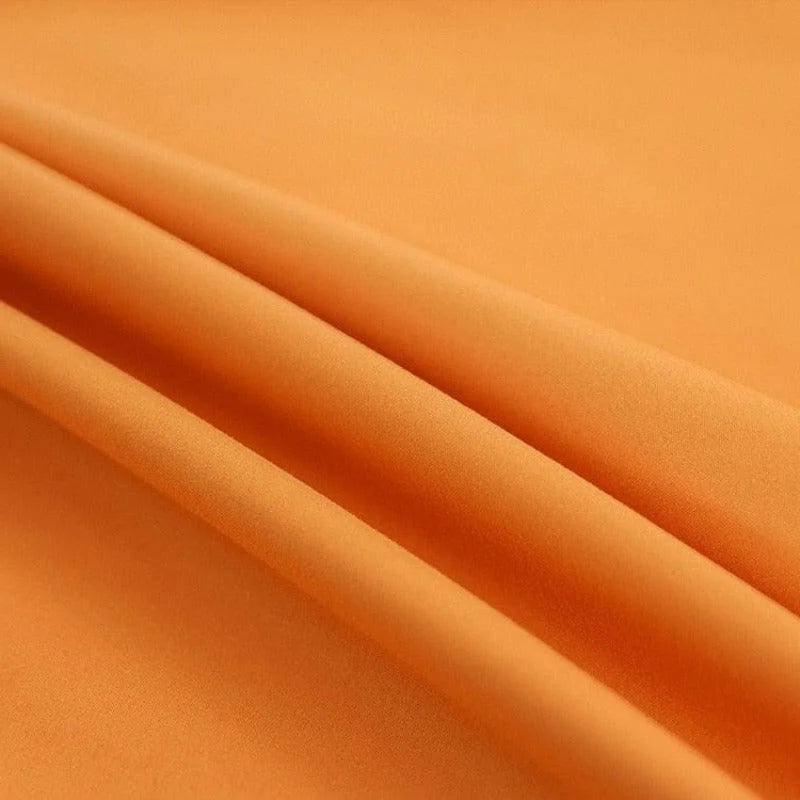 Tissu de couleur orange vif, idéal pour la confection de vêtements ou la décoration intérieure. Texture douce et élégante, parfait pour ajouter une touche de chaleur et de modernité à votre espace. Ce tissu polyvalent s'adapte à de nombreux usages créatifs et pratiques.