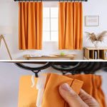 Rideaux orange modernes pour salon avec illustration d'un système d'accrochage pratique. Idéal pour ajouter une touche de couleur vive à votre intérieur tout en offrant une solution d'occultation efficace. Accessoire décoratif élégant combinant style et fonctionnalité, parfait pour la décoration de votre maison.