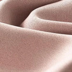 Tissu rose clair plissé avec texture en relief, idéal pour la confection de vêtements élégants et modernes. Design raffiné et esthétique, parfait pour la décoration intérieure ou la création de tenues chic.