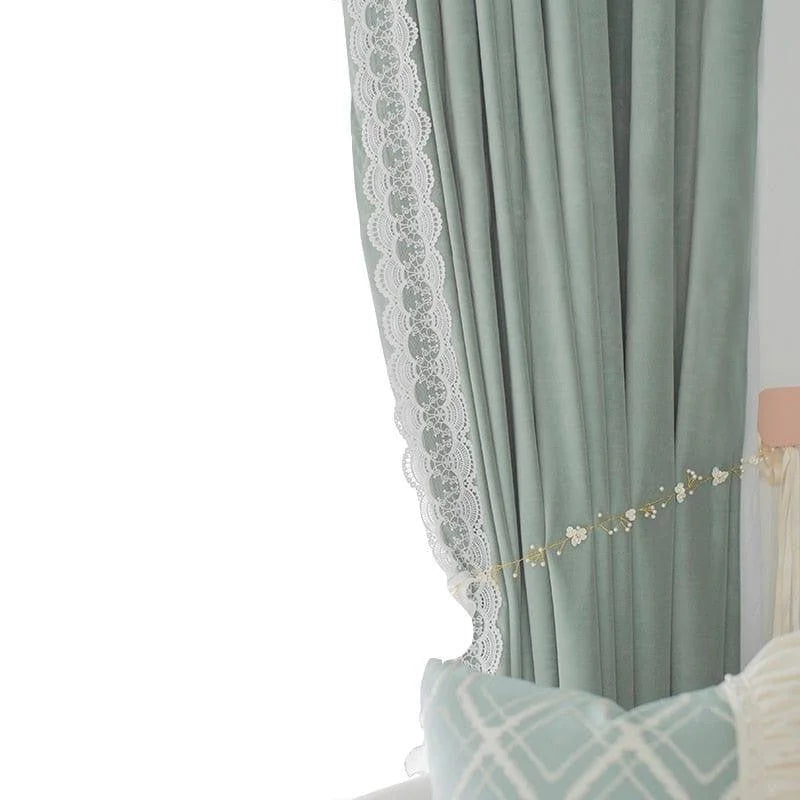 Rideau élégant en vert tendre avec bordure en dentelle blanche, parfait pour ajouter une touche de raffinement à votre salon ou chambre à coucher. Décoration intérieure chic avec embrasse florale délicate, idéale pour un style romantique et apaisant. Transformez votre espace en un havre de paix avec ces rideaux distingués.