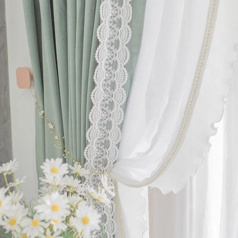 Rideau élégant vert et blanc avec dentelle, idéal pour ajouter une touche de raffinement à votre intérieur. Parfait pour laisser entrer la lumière tout en préservant l'intimité. Accessoire décoratif avec motif floral pour un style chic et intemporel.