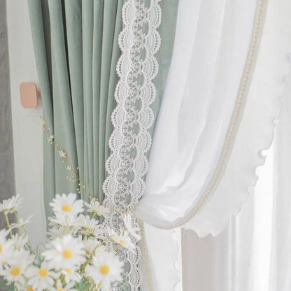 Rideau élégant vert et blanc avec dentelle, idéal pour ajouter une touche de raffinement à votre intérieur. Parfait pour laisser entrer la lumière tout en préservant l'intimité. Accessoire décoratif avec motif floral pour un style chic et intemporel.