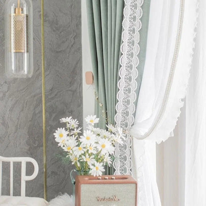 Décoration intérieure élégante avec rideaux ornés de dentelle blanche, bouquet de fleurs blanches sur une table, et éclairage mural doré. Atmosphère chaleureuse et lumineuse idéale pour un salon moderne et raffiné. Harmonie de couleurs douces et détails sophistiqués pour un espace accueillant.