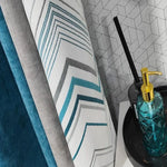 Enssemble de rideaux design modernes avec motifs géométriques, disponible en plusieurs teintes de bleu et gris, idéal pour une décoration intérieure contemporaine. Accessoire de décoration inclus avec distributeur décoratif en verre bleu, parfait pour ajouter une touche d'élégance à votre espace de vie.