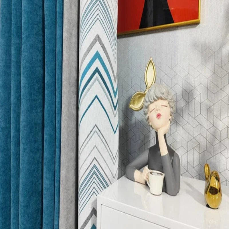Voilage contemporain en teintes de bleu et gris, accompagné d'une statuette décorative moderne devant un mur au design géométrique. Parfait pour un style intérieur élégant et unique. Transformez votre espace avec cette combinaison d'éléments décoratifs raffinés.