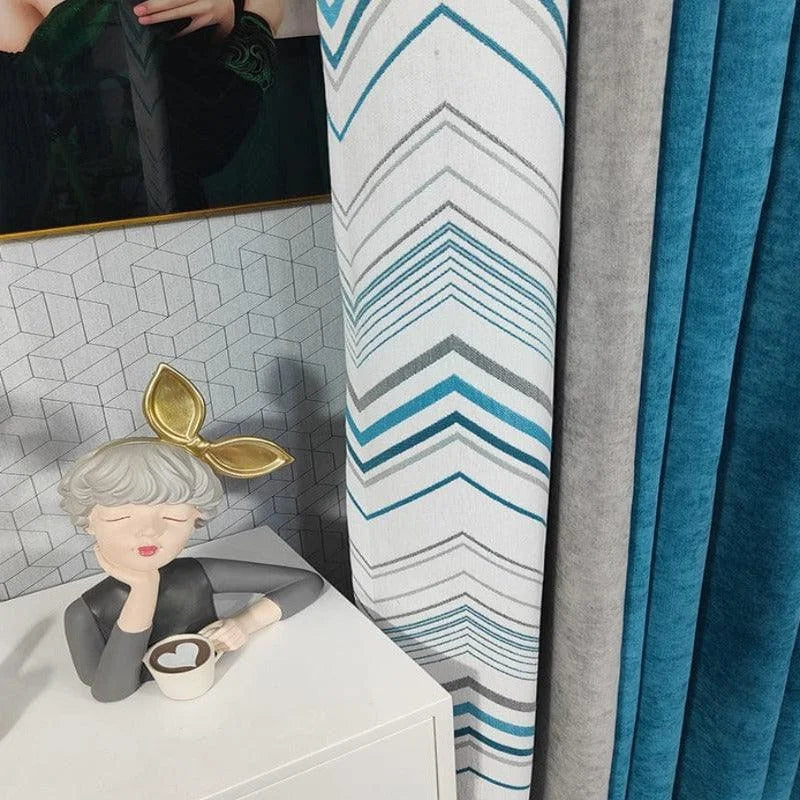 Rideau moderne à motifs géométriques bleus et gris, idéal pour un salon élégant. Complété par une sculpture décorative et une tasse, ce rideau ajoute une touche contemporaine à votre espace intérieur. Parfait pour créer une atmosphère apaisante et stylée chez vous.