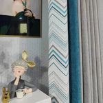 Rideaux modernes à motifs géométriques bleus et gris, rehaussant un intérieur élégant et contemporain. Décoration de maison avec un buste artistique et une peinture raffinée pour une touche de sophistication et une ambiance chaleureuse. Parfait pour un salon ou une chambre à coucher design.