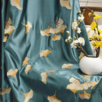 Rideau élégant bleu avec motifs de feuilles dorées, style chic pour salon moderne, décoration intérieure raffinée. Accessoire tendance pour une ambiance chaleureuse et accueillante, idéal pour sublimer vos fenêtres.