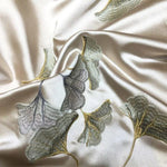 Rideau élégant avec motif floral sophistiqué, idéal pour décorer un salon moderne. Design raffiné avec des feuilles délicates, parfait pour ajouter une touche de nature et de style à votre intérieur. Accessoire de décoration chic pour fenêtres.
