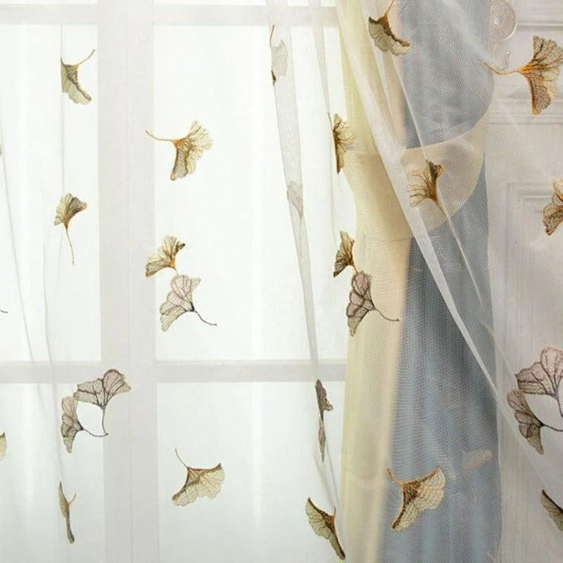 Rideau élégant avec motif à feuilles imprimées, idéal pour ajouter une touche de nature et de sophistication à votre intérieur. Parfait pour les salons lumineux et les chambres modernes. Crée une ambiance apaisante tout en filtrant subtilement la lumière. Convient à divers styles de décoration intérieure.