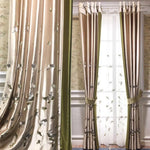 Rideaux élégants avec motifs floraux luxueux, combinant des teintes dorées et vertes. Parfaits pour ajouter une touche de sophistication et de style à votre intérieur, ces rideaux embellissent n'importe quelle pièce tout en permettant de moduler la lumière naturelle. Idéal pour le salon ou la chambre à coucher.