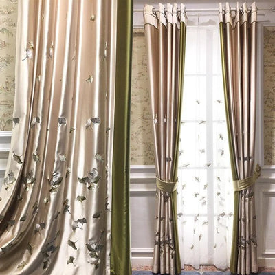 Rideaux élégants avec motifs floraux luxueux, combinant des teintes dorées et vertes. Parfaits pour ajouter une touche de sophistication et de style à votre intérieur, ces rideaux embellissent n'importe quelle pièce tout en permettant de moduler la lumière naturelle. Idéal pour le salon ou la chambre à coucher.