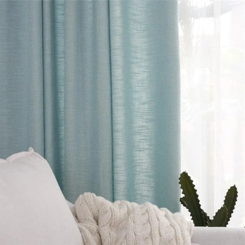 Rideaux opaques turquoise pour salon contemporain, ajoutant une touche moderne et élégante à votre espace intérieur. Parfaits pour filtrer la lumière tout en préservant l'intimité. Idéal pour harmoniser votre décoration avec style.