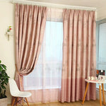 Rideaux élégants avec motifs floraux pour un salon moderne. Ces rideaux roses apportent une touche de sophistication à votre décoration intérieure. Idéal pour diffuser la lumière naturelle tout en préservant l'intimité. Convient parfaitement pour embellir un espace de vie avec style et harmonie.