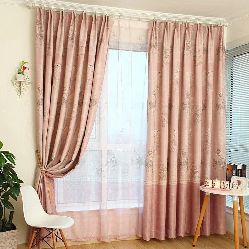 Rideaux élégants avec motifs floraux pour un salon moderne. Ces rideaux roses apportent une touche de sophistication à votre décoration intérieure. Idéal pour diffuser la lumière naturelle tout en préservant l'intimité. Convient parfaitement pour embellir un espace de vie avec style et harmonie.