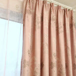 Rideaux élégants rose avec motifs floraux pour une décoration intérieure douce et raffinée. Ces rideaux apportent une ambiance chaleureuse à votre salon ou chambre à coucher, tout en filtrant la lumière pour créer un espace accueillant et intime. Parfaits pour ajouter une touche de sophistication à votre décoration.