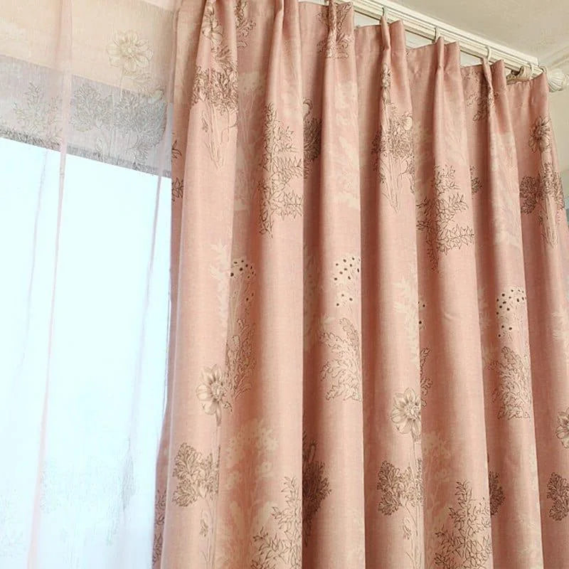 Rideaux élégants rose avec motifs floraux pour une décoration intérieure douce et raffinée. Ces rideaux apportent une ambiance chaleureuse à votre salon ou chambre à coucher, tout en filtrant la lumière pour créer un espace accueillant et intime. Parfaits pour ajouter une touche de sophistication à votre décoration.