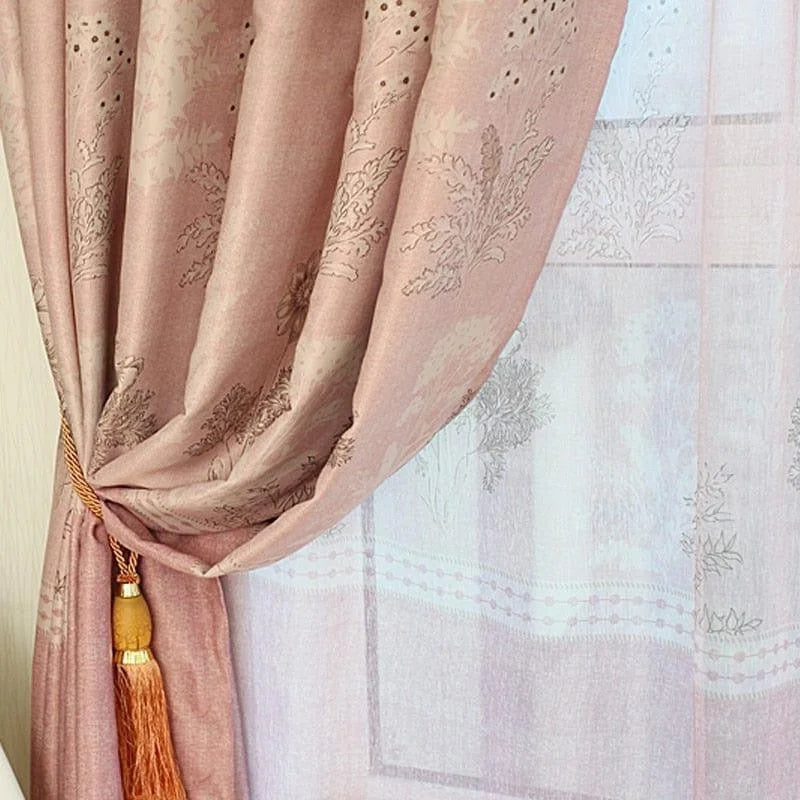 Rideau élégant avec motifs floraux raffinés. Ce modèle rose ajoute une touche de sophistication à tout intérieur, idéal pour le salon ou la chambre. Accessoirisé avec un tieback décoratif, il offre un contrôle optimal de la luminosité. Parfait pour créer une ambiance chaleureuse et accueillante.