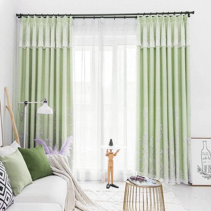 Paire de rideaux verts pour salon moderne, ajoutant une touche de fraîcheur et d'élégance à la décoration intérieure. Ces rideaux offrent une ambiance lumineuse et accueillante tout en préservant l'intimité. Parfait pour compléter une décoration épurée avec des accents naturels.