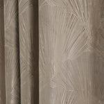 Rideau beige avec motif géométrique élégant, idéal pour apporter une touche moderne et sophistiquée à votre décoration intérieure. Parfait pour une chambre, un salon ou un bureau, ce rideau s'intégrera facilement à divers styles d'aménagement tout en ajoutant une nuance apaisante et contemporaine à votre espace.