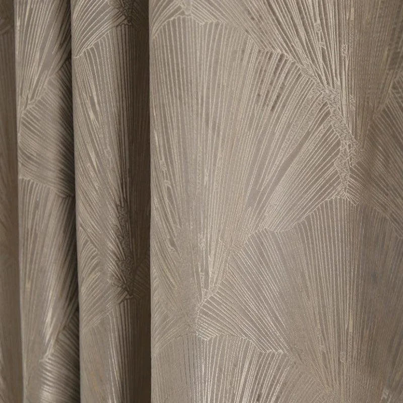 Rideau beige avec motif géométrique élégant, idéal pour apporter une touche moderne et sophistiquée à votre décoration intérieure. Parfait pour une chambre, un salon ou un bureau, ce rideau s'intégrera facilement à divers styles d'aménagement tout en ajoutant une nuance apaisante et contemporaine à votre espace.