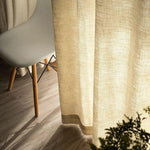 Rideau beige élégant apportant une touche de douceur et de luminosité à l'intérieur. Design contemporain idéal pour un salon ou une chambre moderne. Accompagnement parfait pour un mobilier en bois clair et un parquet chaleureux.