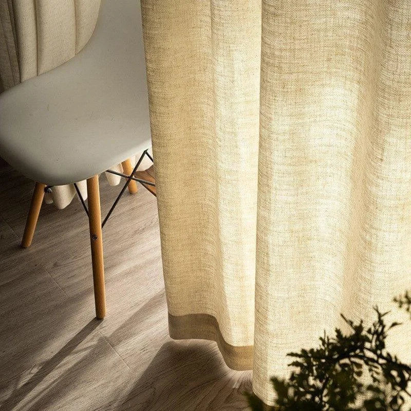 Rideau beige élégant apportant une touche de douceur et de luminosité à l'intérieur. Design contemporain idéal pour un salon ou une chambre moderne. Accompagnement parfait pour un mobilier en bois clair et un parquet chaleureux.