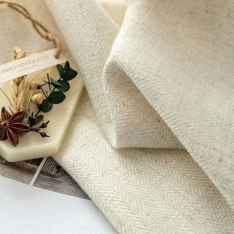 Image d'un élégant tissu beige accompagné d'un accessoire décoratif naturel, parfait pour ajouter une touche d'élégance à votre intérieur. Idéal pour les amateurs de design minimaliste et de décoration raffinée, cette composition visuelle met en valeur des détails subtils et des éléments décoratifs soigneusement sélectionnés.