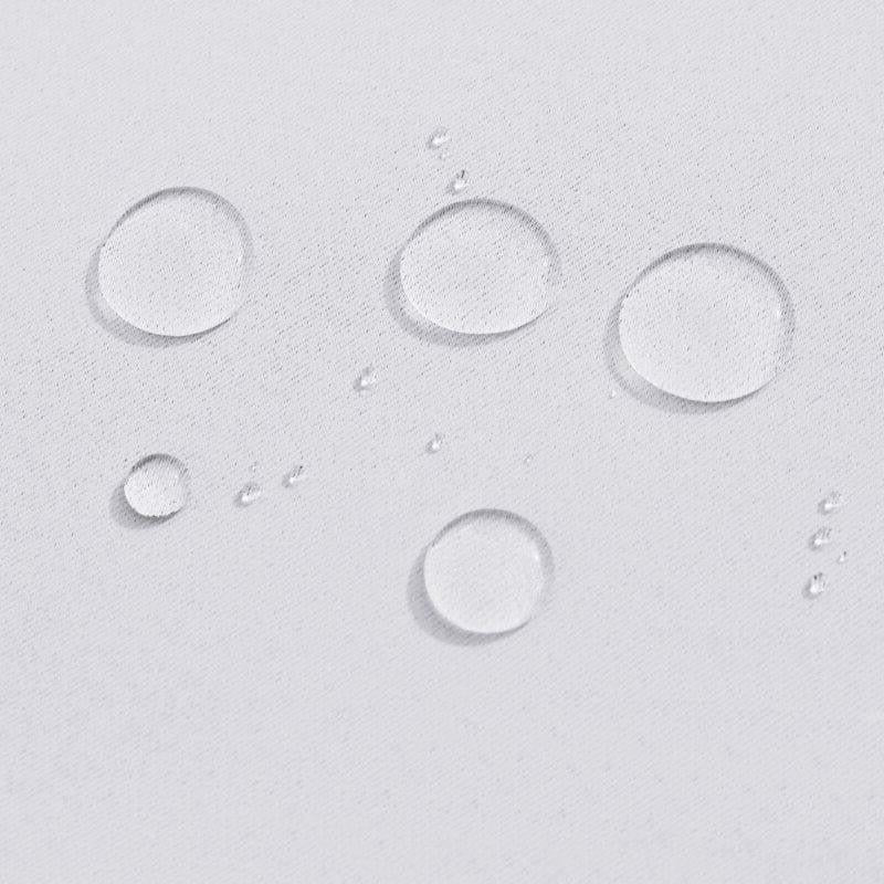 Gouttes d'eau perlant sur une surface blanche, illustrant l'effet déperlant d'un tissu. Protection efficace contre l'humidité pour vos vêtements ou accessoires, idéale pour des conditions humides.